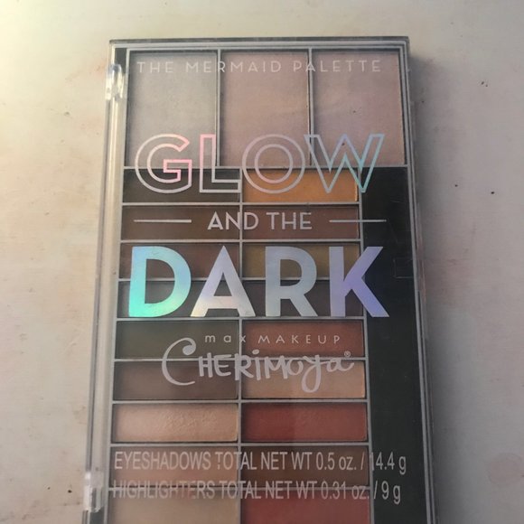 Max Makeup Glow and the Dark Mermaid Palette - Picture 2 of 3